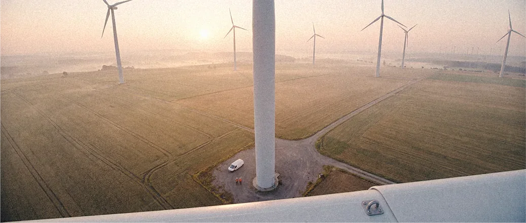 Cinematische Luftaufnahme eines Windparks im warmen Morgenlicht