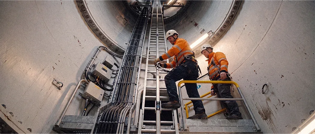 Techniker beim Aufstieg im Inneren einer Windenergieanlage