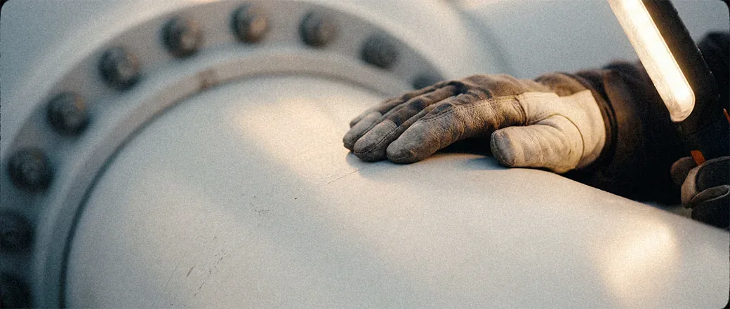 Arbeitshandschuh auf der Oberfläche einer Windenergieanlage im filmischen Detail