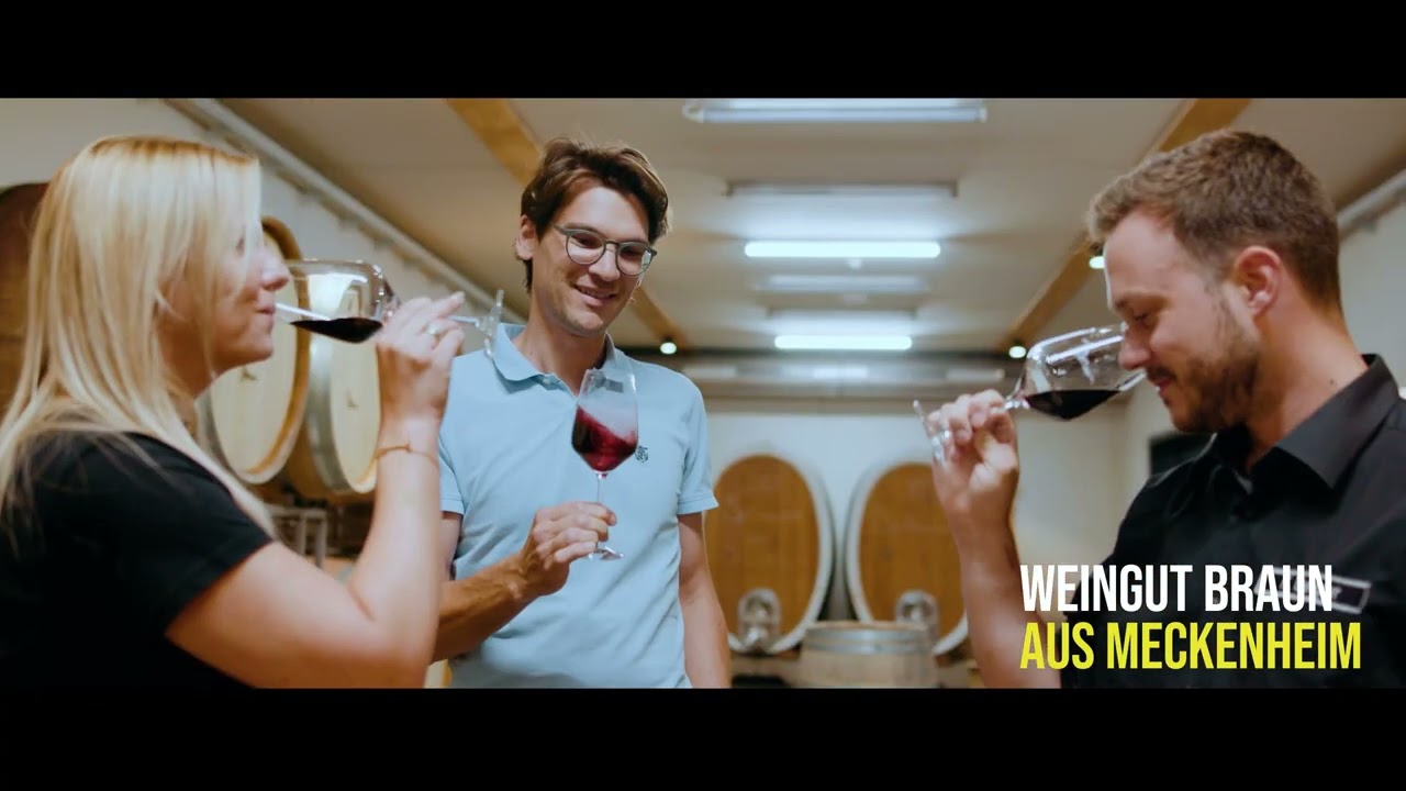 Drei Menschen verkosten regionalen Rotwein für den EDEKA-Stiegler-Regionalfilm