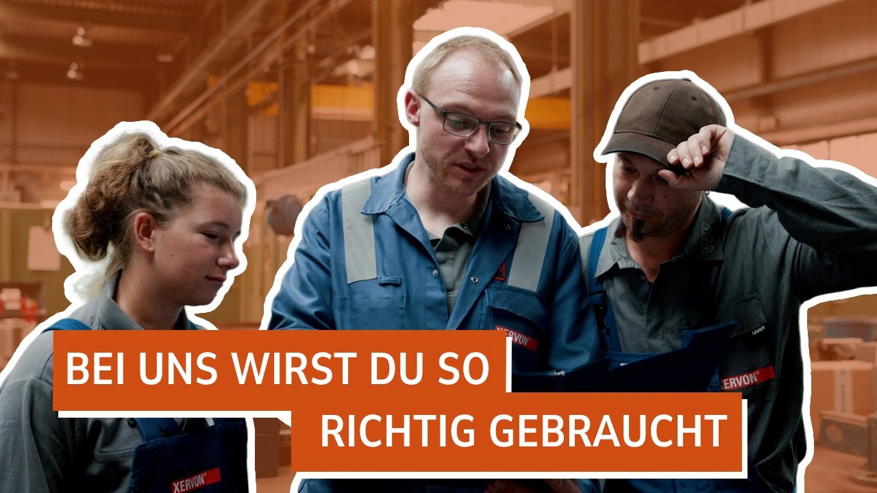 Drei Mitarbeitende von XERVON besprechen eine Aufgabe in einer Maschinenhalle