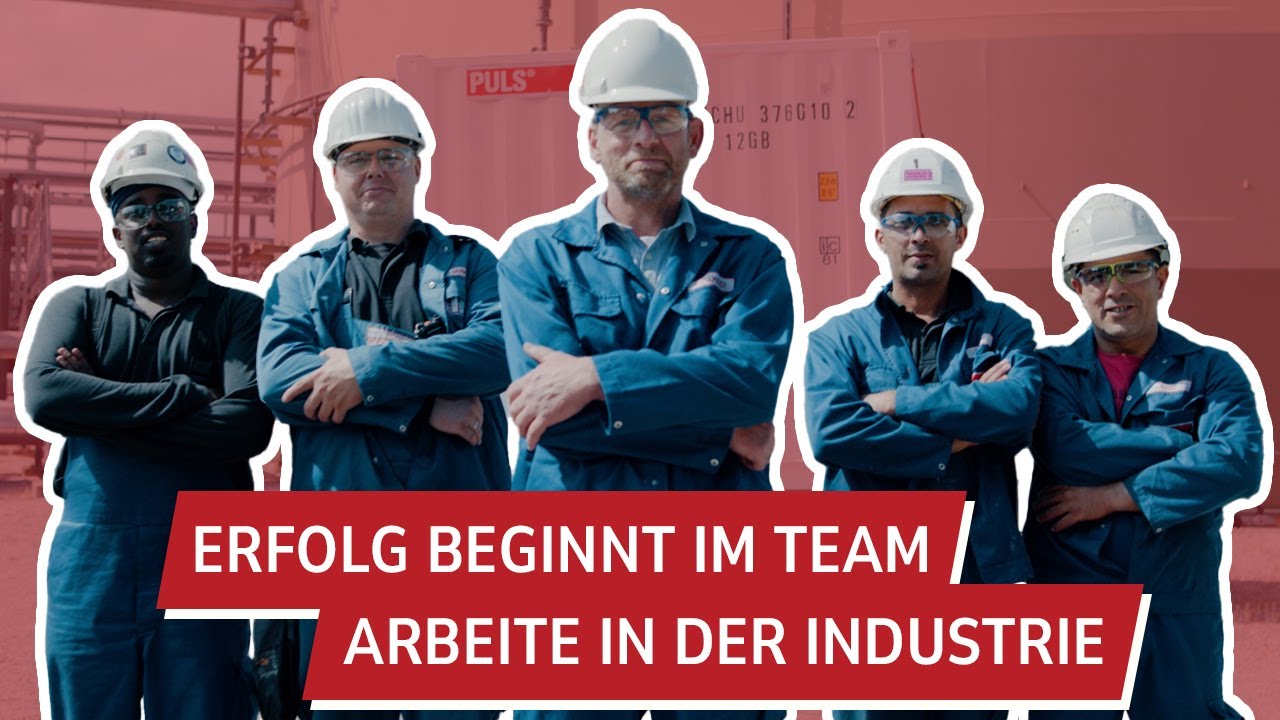 Mitarbeiter von HEINZ PULS in Arbeitskleidung vor einer Industrieanlage